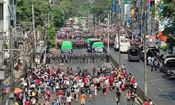 Người dân Myanmar xuống đường biểu tình ngày 6/2 ở Yangon